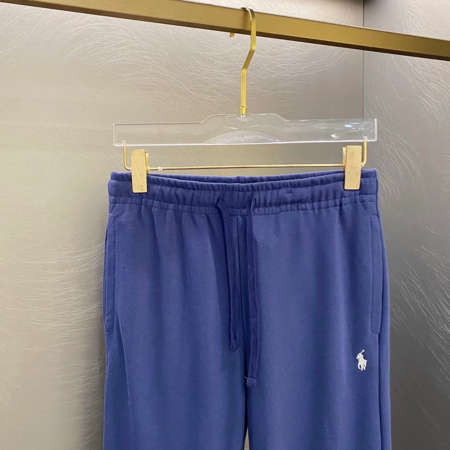 P260 Ralph Lauren/POLO 2025 spring classic embroidered terry solid color sweatpants.           The most high-end exclusive launch in the market! Hot sales online! Embroidered casual terry sweatpants! The upper body is extremely soft and comfortable! The texture, washability, and durability all have a high quality level! Perfect for the season! A cost-effective product that can be used by both men and women! Needless to say, the quality of these amazing pants can be easily worn by both young and old! The first choice for versatile pants for sports and fitness. Casual and everyday, the highlight is the three-dimensional logo embroidery. A simple brand that follows fashion trends. Purely manual measurement, there is an error of 1-2 cm Color: Black Navy Size: M-XXL M: Length 106 Waist 66 Hips 94 Foot 30 L: Length 107 Waist 69 Hips 98 Foot 32 Sleeves and hips: 104, Feet: 36